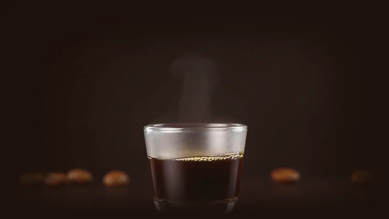 Ly cà phê đen vừa pha phin